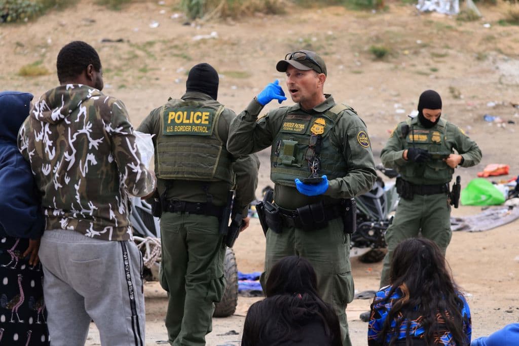 A través de señas, si es necesario, los agentes intentan comunicar las instrucciones a los inmigrantes, confiando en que entienden los que les explican en el momento.