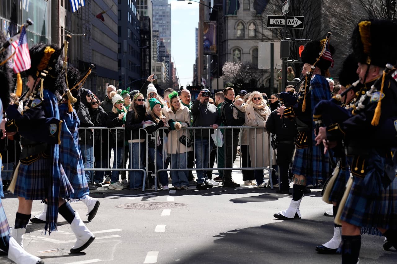 La celebración inició a las 11:00 a.m. y se extendió hasta las 4:30 p.m., con Robert J. McCann encabezando el desfile como gran mariscal.
