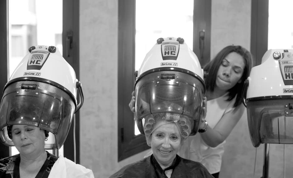 <b>Pistola secadora </b>
<br>
<b>La aspiradora, que a principios del siglo XX también usaban las mujeres para secarse el pelo, fue la inspiración para las <a href="http://www.hairboutique.com/blogs_p/index.php/2011/09/26/hair-dryer/">primeras secadoras</a> de mano.</b> Las primeras versiones, que datan de 1920, además de lentas, pesadas e incómodas, resultaban peligrosas. Aunque desde entonces su funcionamiento y mecanismo básico no han sufrido mayores cambios, 
<b>las pistolas han evolucionado mucho.</b> En 1954 aparecieron los primeros diseños que llevaban el motor dentro de la envolvente. Para los 60, la introducción del plástico y mejores 
<a href="https://www.leaf.tv/articles/the-history-of-hair-dryers/">motores</a> eléctricos las aligeraron y eficientaron. A partir de los 90 su fabricación incluye varias medidas de seguridad.