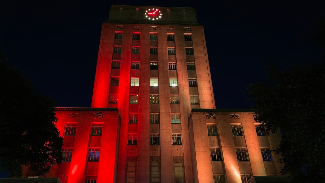 Ayuntamiento de Houston se ilumina con los colores de la escuela donde estudió George Floyd en Houston