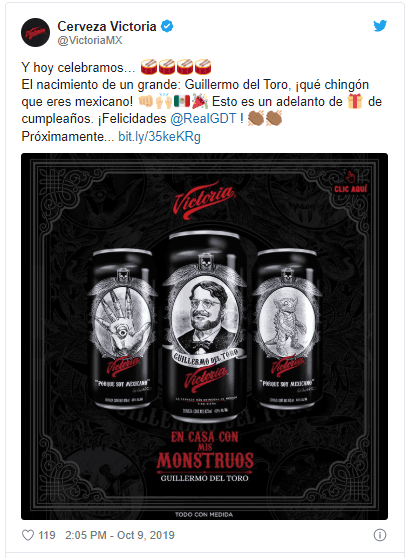Cerveza Victoria utilizó al cineasta y algunos de sus 
<b><a href="https://www.univision.com/shows/hoy/de-cineasta-a-guia-de-museo-guillermo-del-toro-confirma-que-dara-visitas-guiadas-en-en-casa-con-mis-monstruos-video">icónicos monstruos</a></b> para ilustrar una línea especial de su producto. Así 
<b><a href="https://twitter.com/VictoriaMX/status/1182024405481861120?s=20" target="_blank">lo mostró la propia marca</a></b> en un tuit el pasado 9 de octubre.