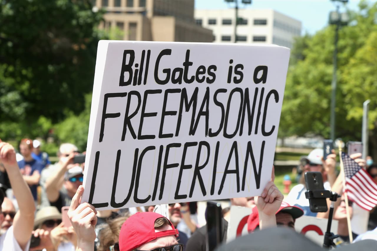 <b>“Bill Gates es masón y diabólico”,</b> un mensaje visto en una pancarta de la protesta del 25 de abril en Austin, Texas.
<br>
