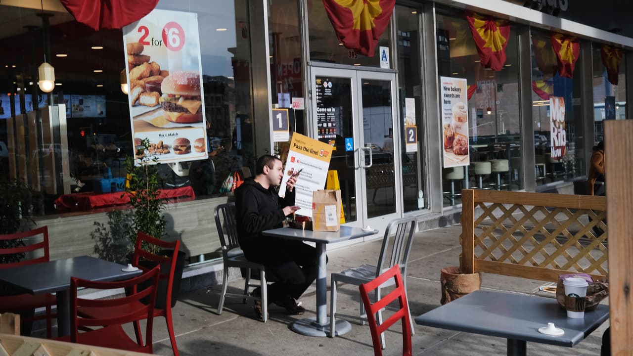 Tanto las áreas de servicio como las cocinas de los restaurantes deberan ser limpiadas e higienizada constantemente con productos aprobados para el estado para combatir el coronavirus.