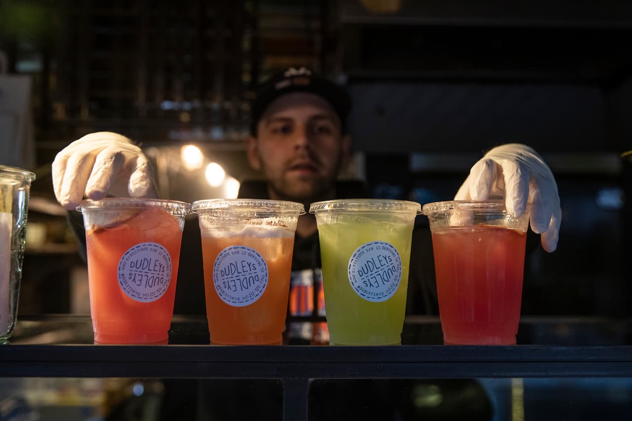 Para más información sobre la Ley 2773, visite el sitio 
<a href="https://azgovernor.gov/governor/news/2021/05/governor-ducey-signs-bill-allowing-go-cocktails" target="_blank">azgovernor.gov</a> .