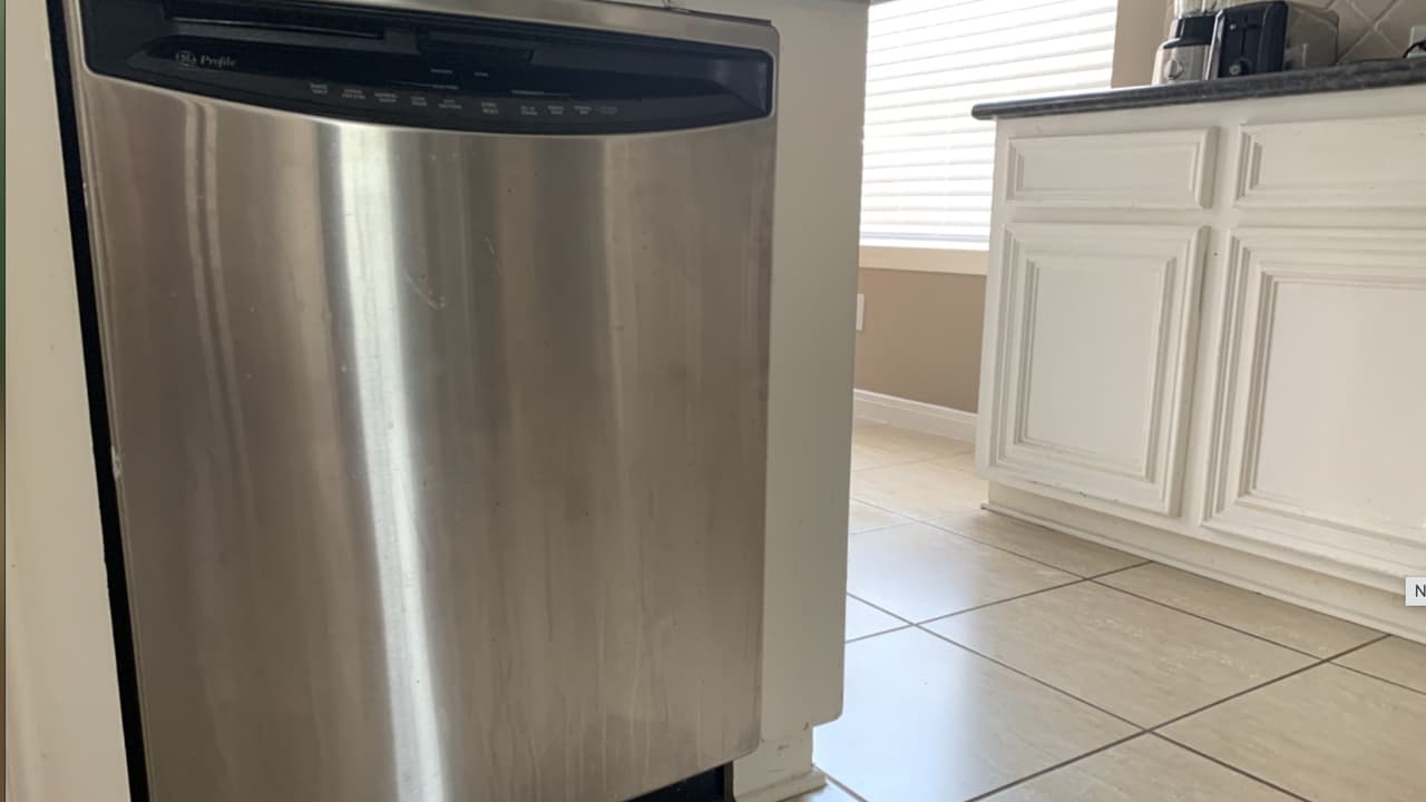 La lavadora de platos o trastes usa 300 watts por hora, es por ello que se recomienda que al usarla lo hagas en ciclo ligero y desactives la opción de secado con calor. La recomendación es lavarlos de forma manual y usar un escurridor.
<br>