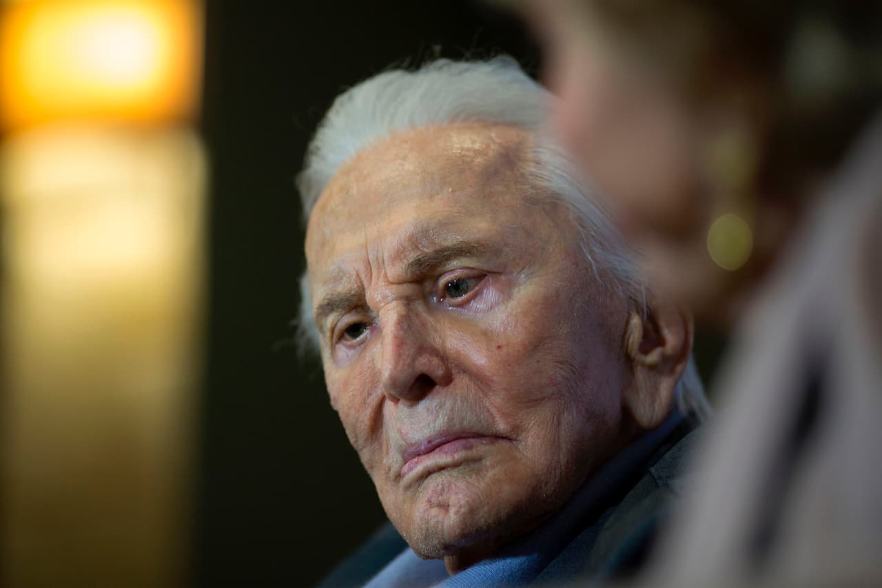 <b>Kirk Douglas, 103 años.</b> El protagonista de ‘Spartacus’, ‘Lust for Life’ y docenas de otras películas reinó durante décadas en Hollywood. Es el padre de Michael Douglas.
<a href="https://www.univision.com/noticias/muere-la-leyenda-del-cine-kirk-douglas-a-los-103-anos"><u>Falleció el 5 de febrero</u></a>.
<a href="https://www.univision.com/local/chicago-wgbo/noticias/en-fotos-un-repaso-por-la-vida-de-kirk-douglas-la-leyenda-de-hollywood-que-vivio-mas-de-un-siglo-fotos"><u>Vea aquí un repaso en fotos de la vida de este icónico actor</u></a>
<br>