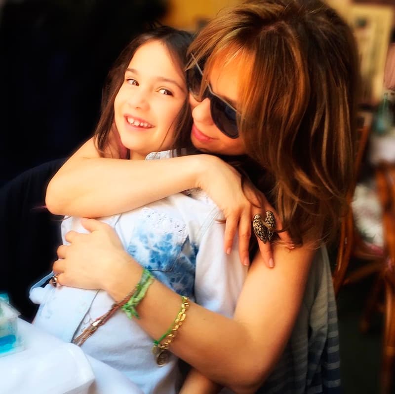 Además de su apariencia física, Sabrina también llama la atención por tener una sonrisa muy similar a la de Thalía.