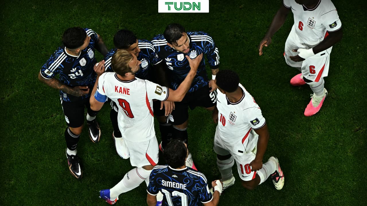 ¿Lucha libre o futbol? Intenso primer tiempo del Inglaterra vs. Argentina