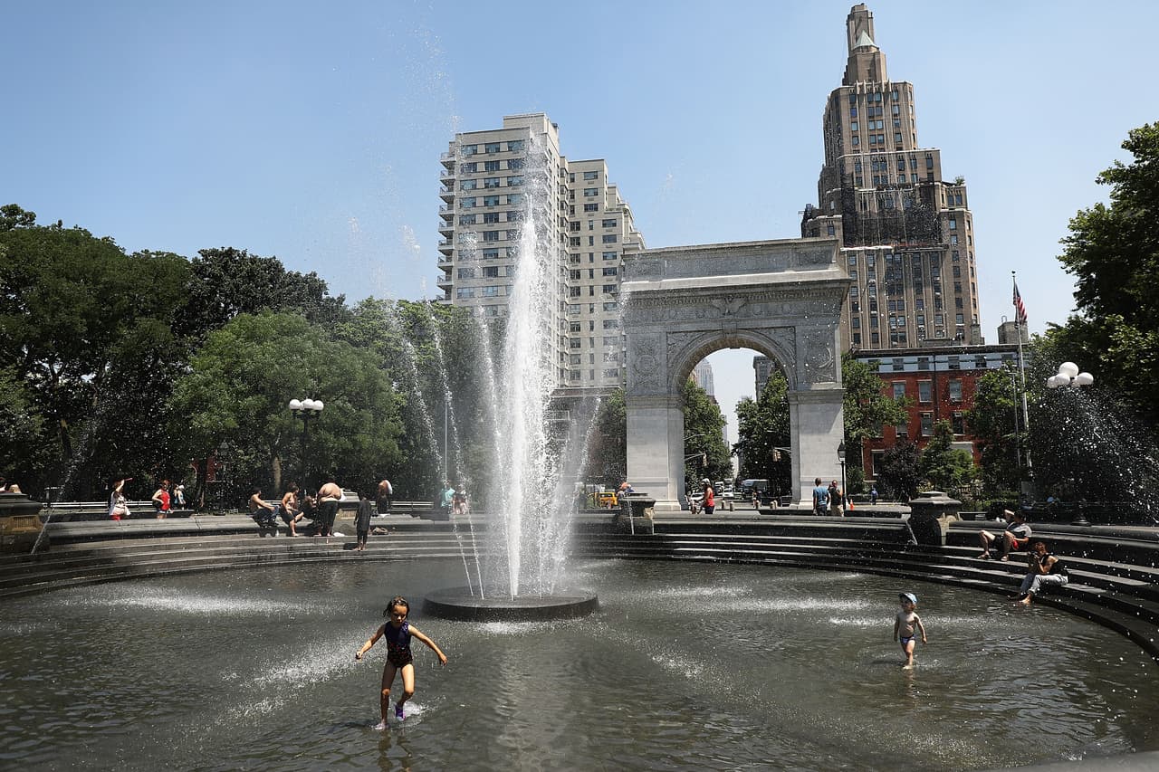 Varios niños se metieron en la fuente del Washington Square Park en Nueva York, buscando apaciguar el calor el 2 de julio.