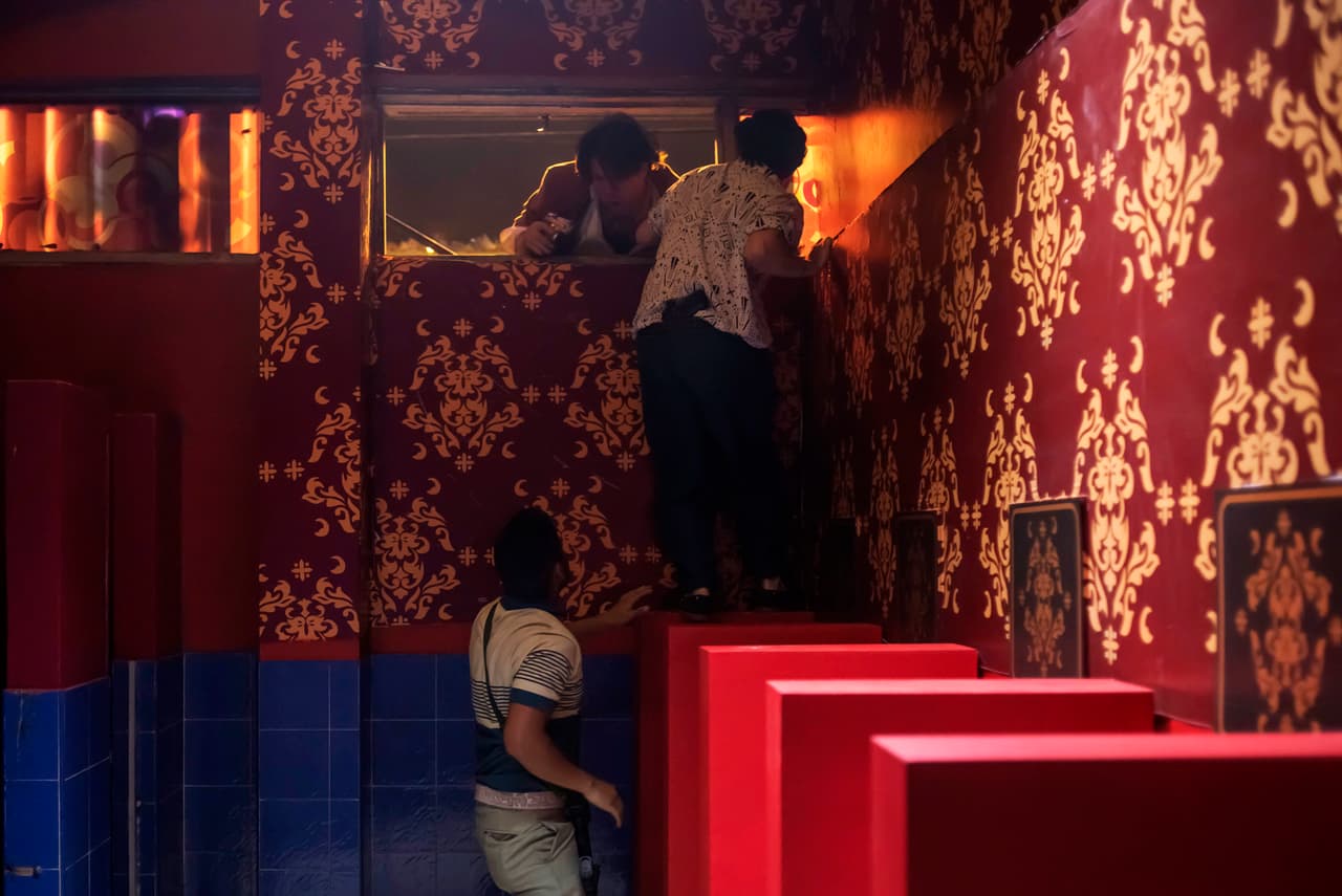 De inmediato, Ramón salió por la ventana de uno de los baños.