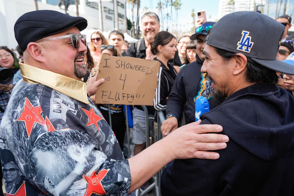 El evento incluyó un cierre temporal de la calle y atrajo a cientos de fans, quienes se congregaron al otro lado de la vía en la esquina noreste de Hollywood y Sycamore, como indicó la Cámara en sus redes sociales.