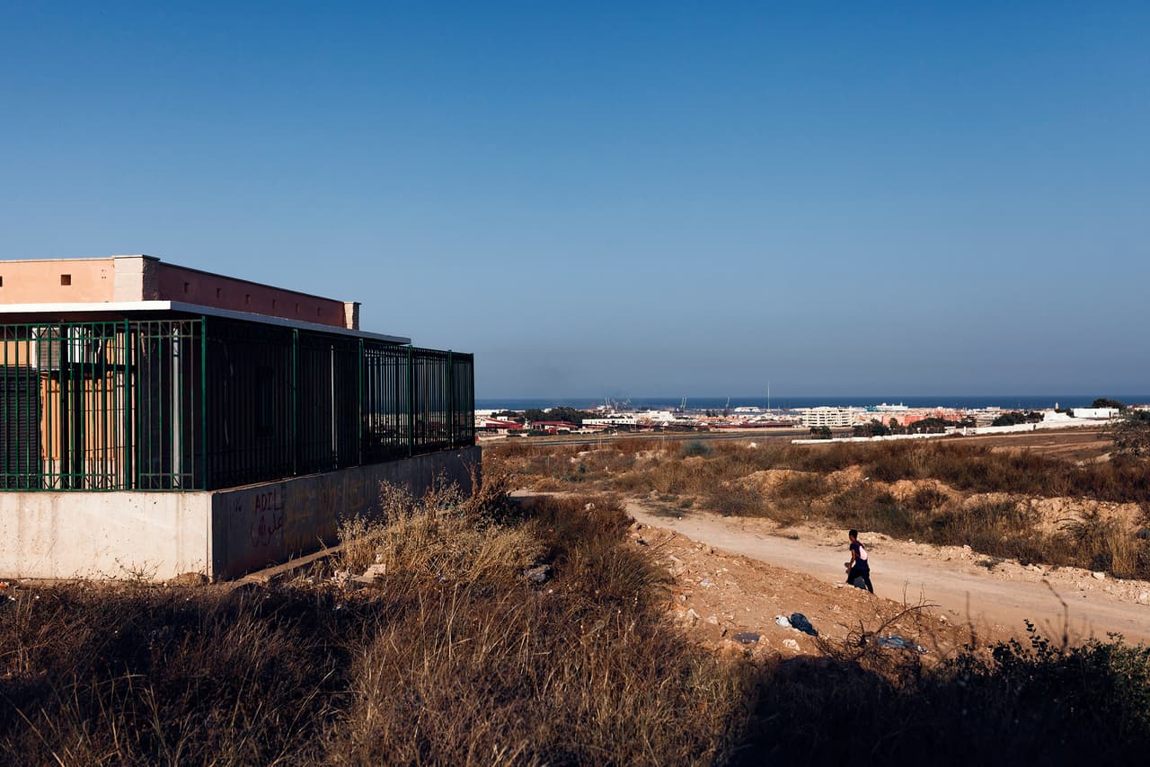La Purísima, uno de los centro de acogida para menores inmigrantes más importantes de Melilla. La antigua fortaleza militar fue rediseñada para acoger a 130 jóvenes, sin embargo, hoy tiene más de 600. Los internos son libres de ir y venir dentro de un horario determinado.