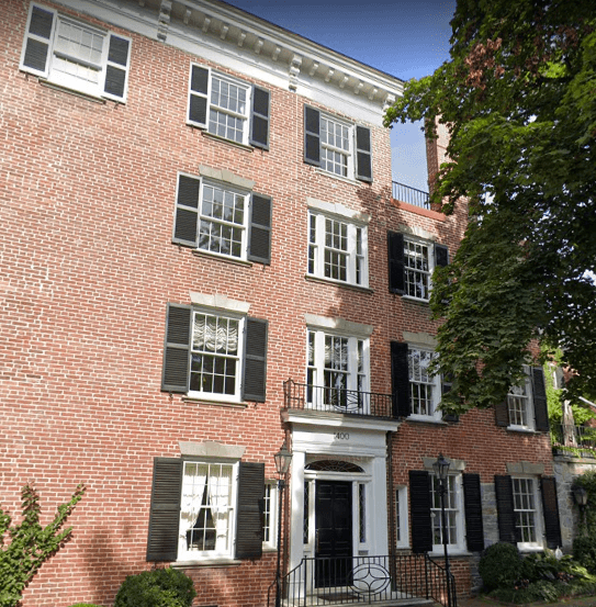 La casa de tres habitaciones fue inicialmente listada en febrero de este año por $4.6 millones y fue vendida por 475.000 dólares por debajo del precio de venta, según la nota del 
<i>NYP</i>.