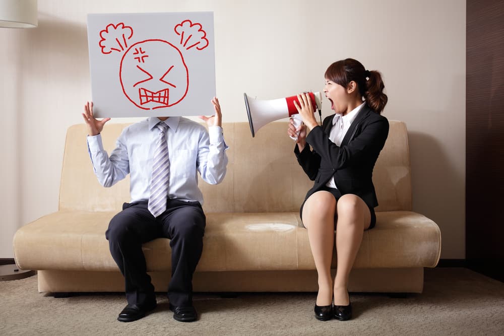 Culpar al otro de todo. No debes culpar de todo a tu pareja. En ocasiones los reproches comienzan en un punto y después terminas reprochando hasta porque respiro. Una relación es de dos y no lo debes olvidar.