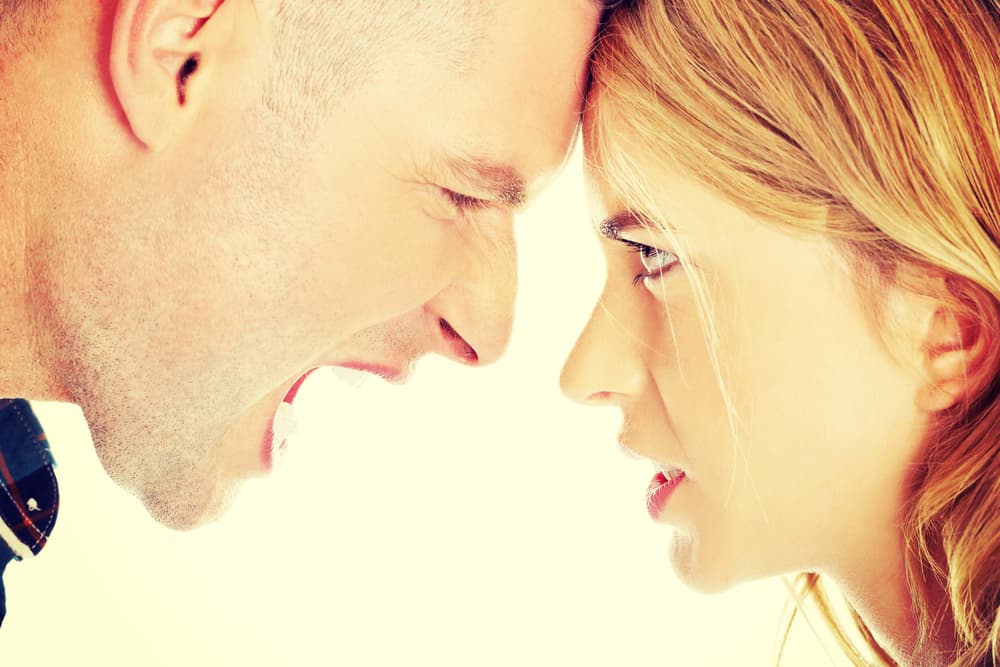 No saber cuándo debes parar. Ya cuando el calor entro en tu casa donde te encuentras discutiendo por todo con tu pareja lo que debes evitar es repetir una y otra vez todo. Sin darte cuenta asfixias con tantas palabras.