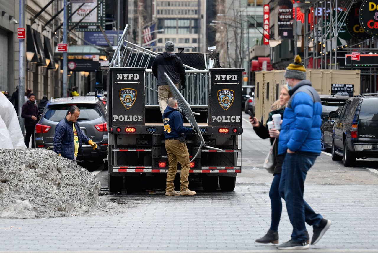 La policía ha puesto barricadas metálicas alrededor de Times Square, para impedir el acceso de turistas y otros visitantes durante la celebración del año nuevo. Las autoridades han prohibido que el evento sea público debido al aumento de contagios de coronavirus.