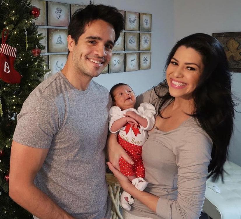 El actor Éktor Rivera junto a la meteorológa de Univision Los Ángeles, Yara Lasanta. Estos llevan 7 años de casados y el pasado 1 de diciembre se convirtieron en padres por primera vez. Su hija se llama Bría.