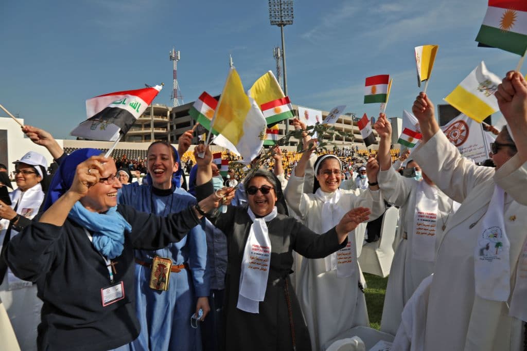 Mientras, monjas, cristianos y autoridades musulmanas iraquíes esperaban al Papa en la ciudad kurda iraquí de Erbil, en donde el pontífice ofició una misa multitudinaria en un estadio.