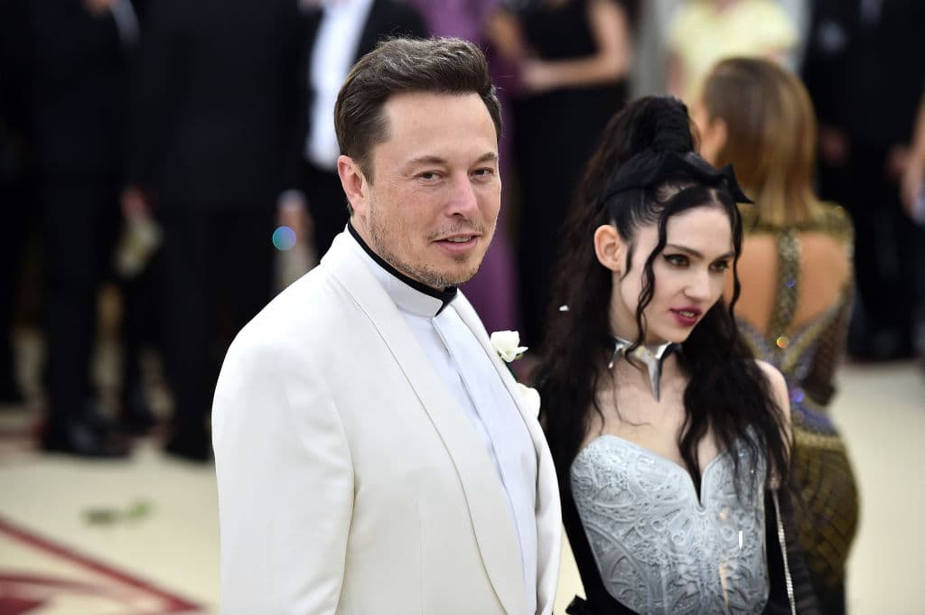 Su más reciente pareja fue la cantante canadiense 
<b>Grimes</b>, con quien 
<a href="https://www.univision.com/noticias/elon-musk-anuncia-que-llamara-a-su-hijo-recien-nacido-x-æ-a-12">tuvo un hijo en mayo del 2020</a>. En septiembre del 2021 anunció que se habían separado porque sus trabajos les pedían estar en diferentes lugares. Hasta ahora no se sabe que esté en una nueva relación.