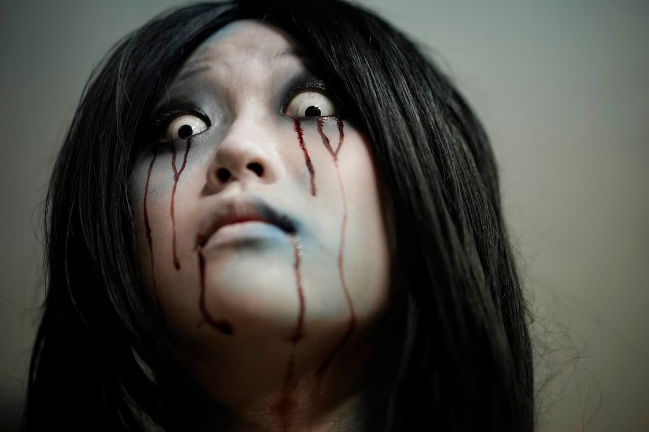 En Japón, una de las naciones que ha mantenido el coronavirus a raya, un grupo de ‘zombies’ ataca con sangre artificial a los vehículos de los visitantes a un show diseñado para evitar el contagio con covid-19. 
<i><a href="https://www.univision.com/noticias/salud/mapa-actualizado-del-coronavirus-cifras-de-casos-confirmados-y-fallecidos"><u style="box-sizing: border-box;">Vea aquí nuestro mapa actualizado del coronavirus: cifras de casos reportados, fallecidos y recuperados.</u></a></i>