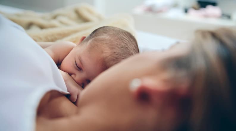 Compartir la cama con el bebé y la presencia de mantas o almohadas en el lugar donde éste duerme son factores habituales en los casos de muertes por asfixia accidental en infantes, revela un nuevo estudio.