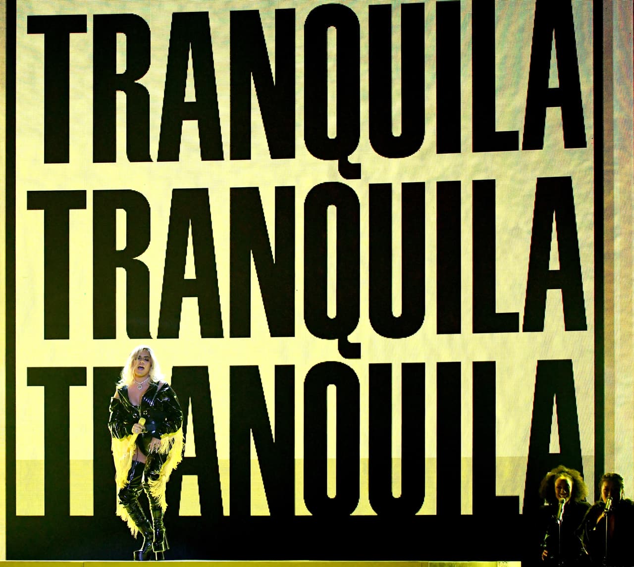 Karol G vistió de amarillo y negro el escenario con 'Mi Cama'.