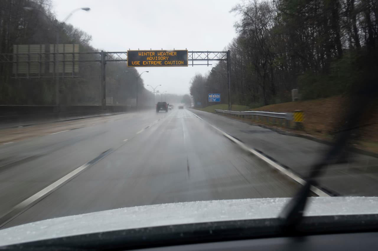 Si bien la tormenta no ha registrado caídas récord de nieve, el tamaño del sistema hace que sus efectos se sientan en numerosos estados. "Es una tormenta muy extensa", dijo Brian Hurley, meteorólogo. "Una gran cantidad de territorio recibirá de cuatro a ocho pulgadas de nieve", indicó. En la fotografía, un coche recorre la interestatal 85 al sur de Atlanta, Georgia.