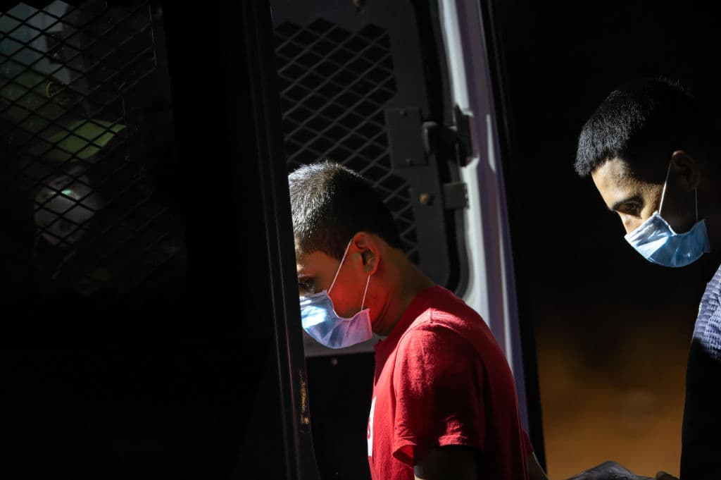 Miles de menores deportados con sus padres bajo el Título 42 regresan como niños no acompañados