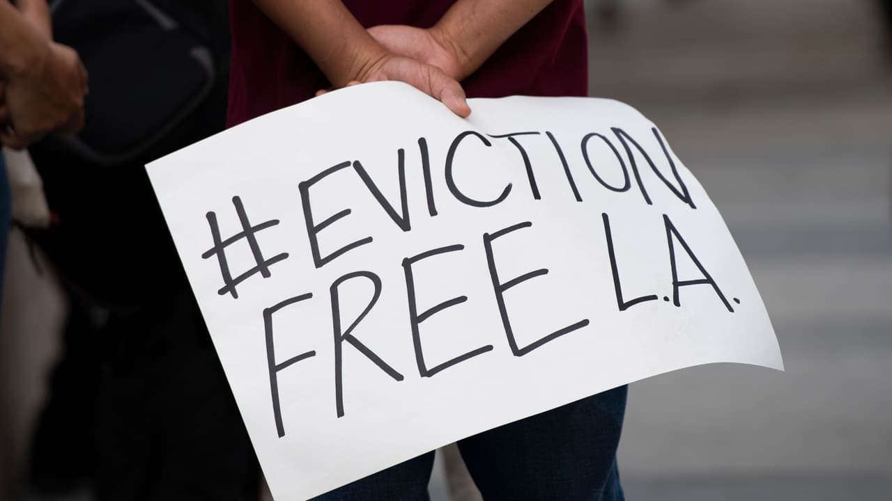 Inquilinos en Los Ángeles harán varias protestas esta semana para rechazar desalojos en medio de la pandemia