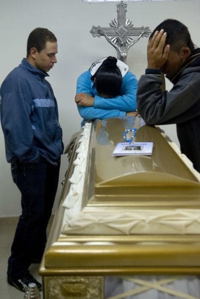 "¿Cuándo cesará la injusticia y el pecado? ¿Cuándo vendrá la libertad? ¿Cuándo habrá realmente paz? ¿Tendremos respuestas a nuestros interrogantes y dolor?", señaló el obispo Ossa durante el funeral, según medios locales citados por Efe.