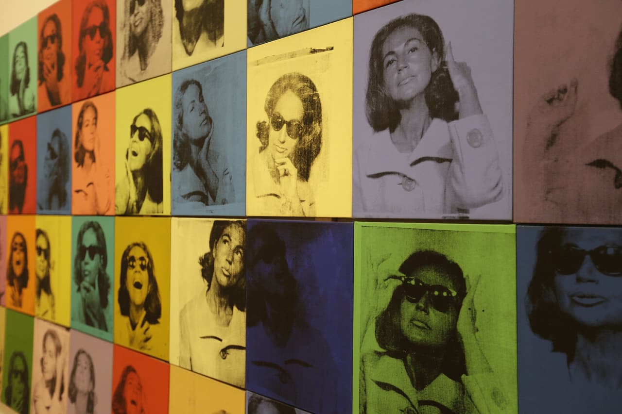 'Andy Warhol - From A to B and Back Again' estará vigente en el MoMa de San Francisco hasta el próximo 2 de septiembre. La exposición incluye más de 300 obras que abarcan más de 40 años de la carrera del artista e incluye algunas de sus creaciones más icónicas, como los retratos de Ethel Scull y Elizabeth Taylor.
