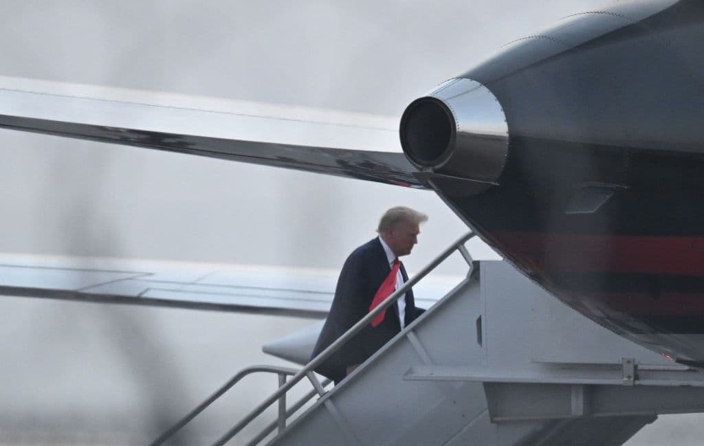 Trump aborda el avión en Atlanta para regresar a Nueva York tras ser fichado en la cárcel de Fulton.