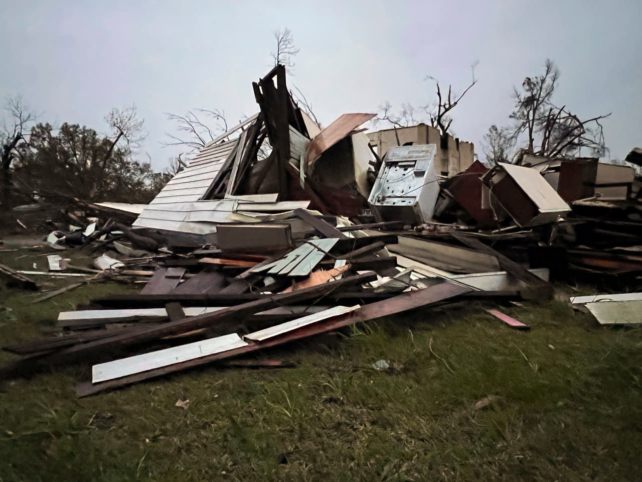 <br>
<i>Sobre la foto: daños en una casa en la calle South Main Street en Pembroke, Georgia.</i>