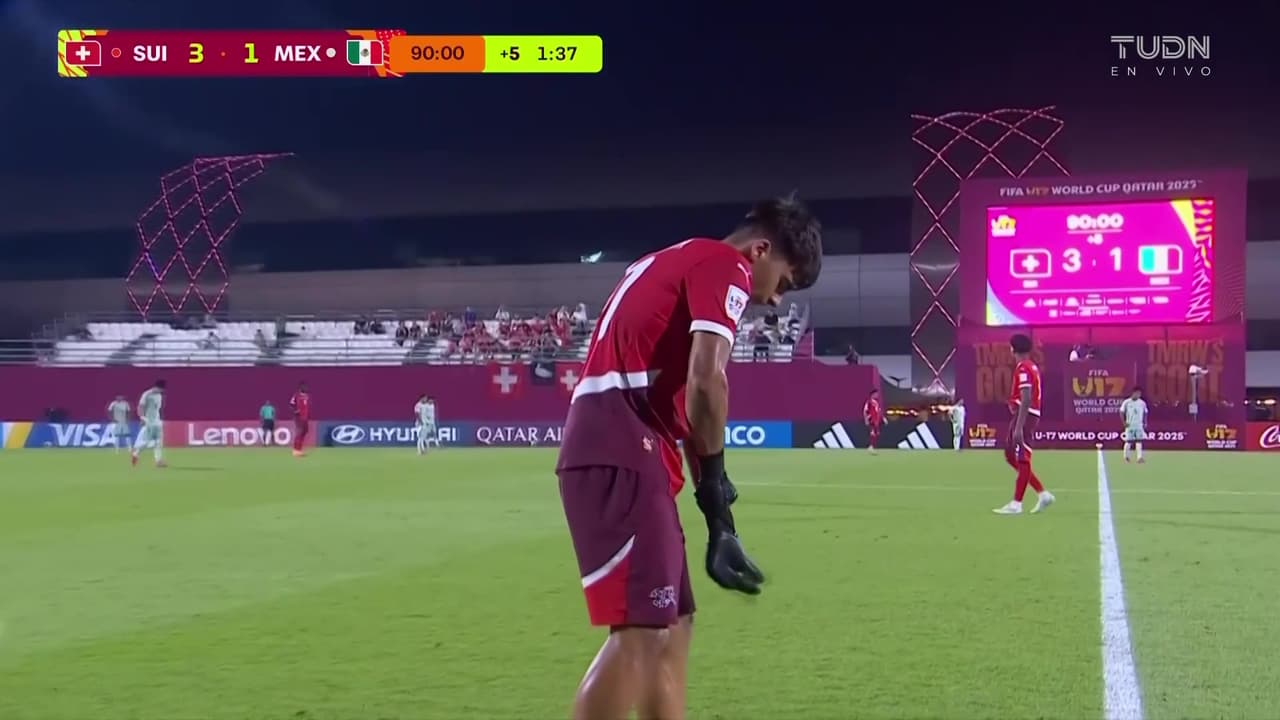 ¡Insólito! Jugador se pone los guantes porque Suiza se queda sin cambios