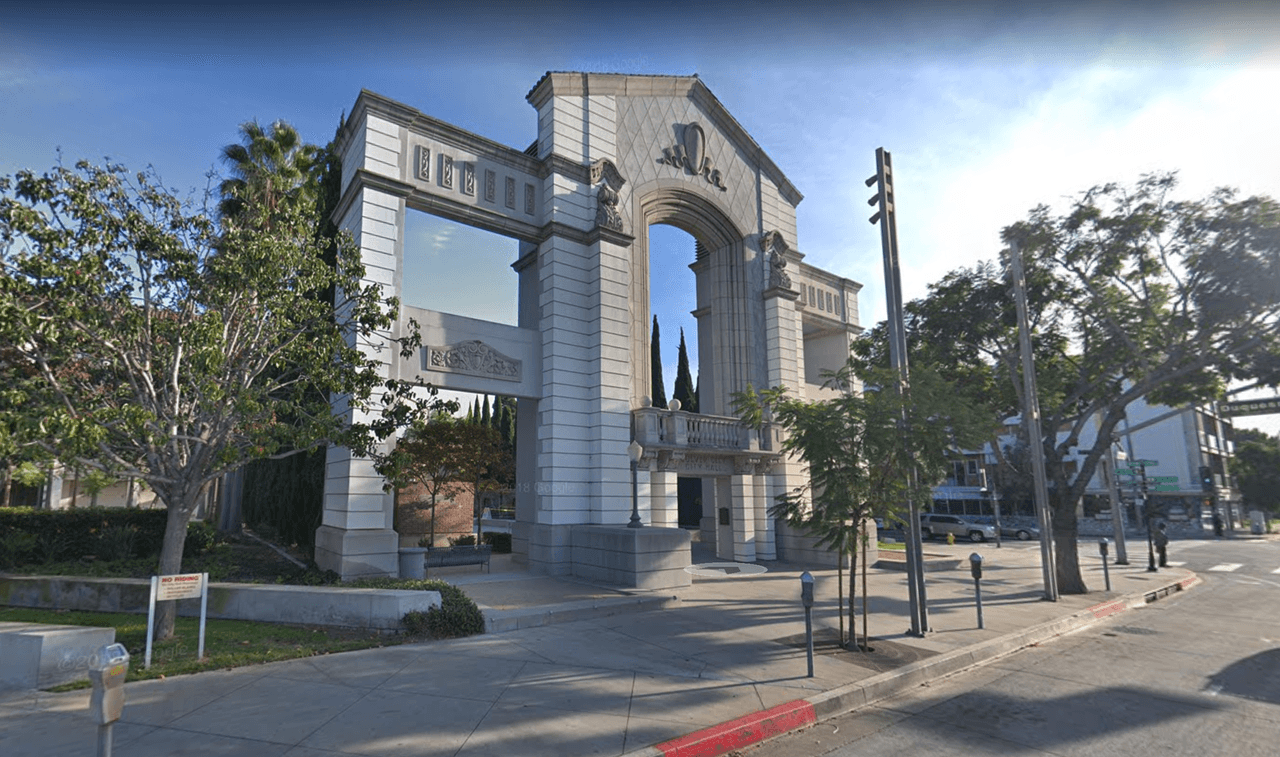 <b>Culver City</b>: El 16 de marzo, Culver City 
<a href="https://www.culvercity.org/home/showdocument?id=18882 " target="_blank">ordenó la suspensión de desalojos residenciales</a> como resultado de la incapacidad de los inquilinos de pagar el alquiler debido a circunstancias relacionadas con la pandemia de Covid-19. Además, el 20 de marzo, se emitió la orden que “ningún propietario puede desalojar a un inquilino de un recinto comercial durante el tiempo de la emergencia si el inquilino puede demostrar que no puede pagar el alquiler debido a circunstancias relacionadas con Covid-19”, según el comunicado.