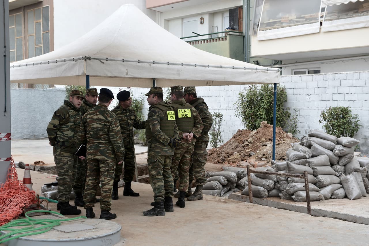 La bomba contiene 250 kilos de explosivos y fue descubierta días atrás, momento desde el que comenzaron a trabajar para quitarla del cráter en que se encuentra.