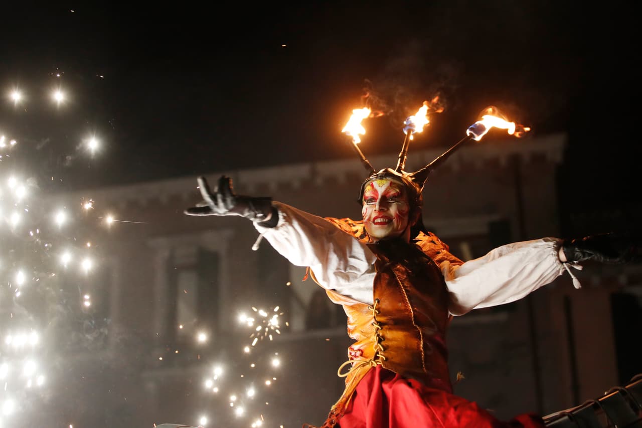 El amor fue el protagonista de los actos iniciales, que fueron ambientados con música en inglés, a diferencia de épocas anteriores cuando sonaron las folklóricas barcarolas de los gondoleros.