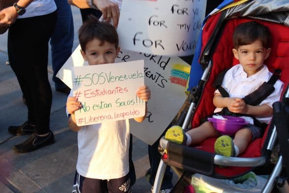 A cantos y gritos pidieron paz y libertad en la calle Westheimer, una de las más transitadas de Houston. 