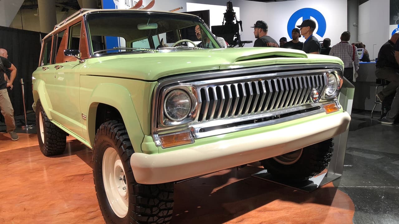 <h3 class="cms-h3-H3">Jeep Wagoneer Roadtrip Concept</h3>
<br>El ojo experto podrá observar las cinco pulgadas extra en la distancia entre ejes, los neumáticos para tierra y fango KM2 de BF Goodrich de 33 pulgadas de alto en rines de 17 pulgadas y los guardafangos ensanchados, pero para la mayoría este vehículo lucirá como una hermosa Wagoneer clásica. Pero lo más relevante en esta experta conversión llevada a cabo por Jeep, es el motor V8 Hemi de 5.7 litros. Porque no todo puede ser retro.