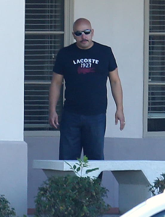 En 2016 Lupillo dijo, en
<a href="https://www.youtube.com/watch?v=tQ8kQyrmBag" target="_blank">Sal y Pimienta,</a> las razones por las que no apoyaba la carrera de Chiquis en ese entonces, época en la que había demasiada tensión familiar: "Hay ciertos artistas que ya están preparados para entrar por la puerta grande, cuando un artista no está preparado y lo metes a la puerta grande, lo acabas.
<b>Mi sobrina apenas se lanzó como cantante después del fallecimiento de mi hermana y le falta</b>".
<br>