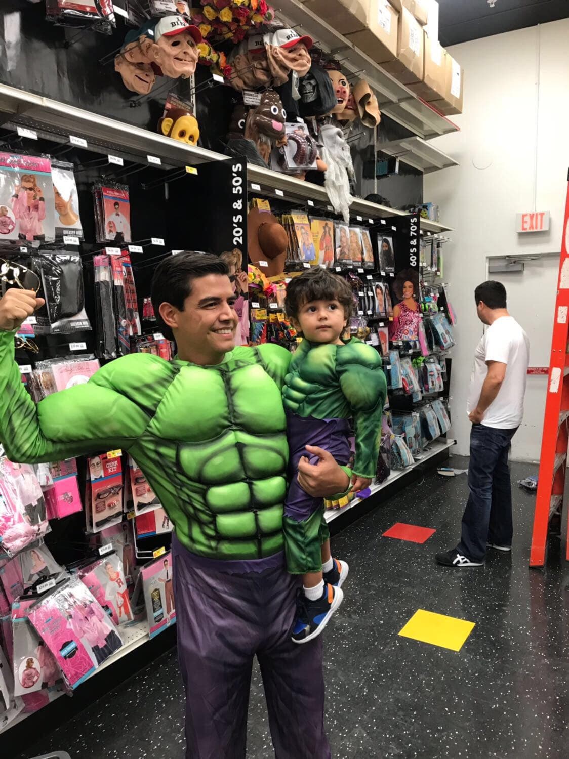 ¡Ahora sí! Este par de superhéroes están listos para conquistar a todos la noche del Halloween.