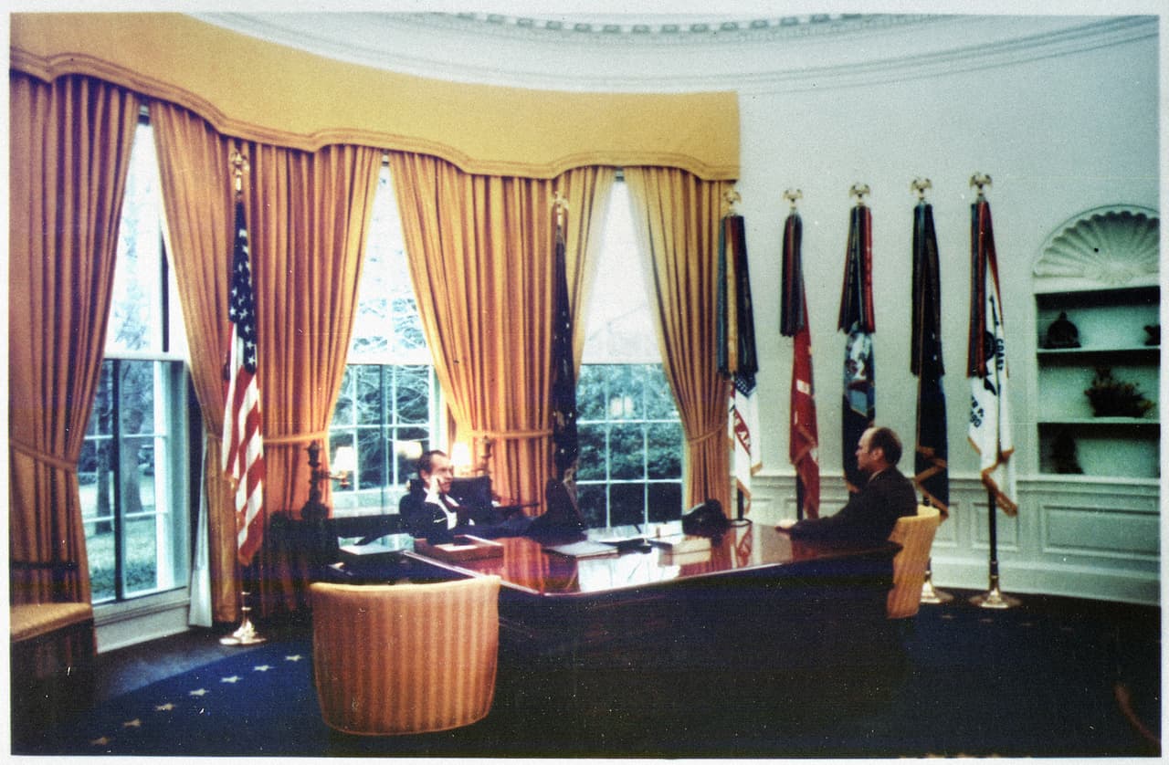 Richard Nixon con los pies sobre el escritorio presidencial. 1973.