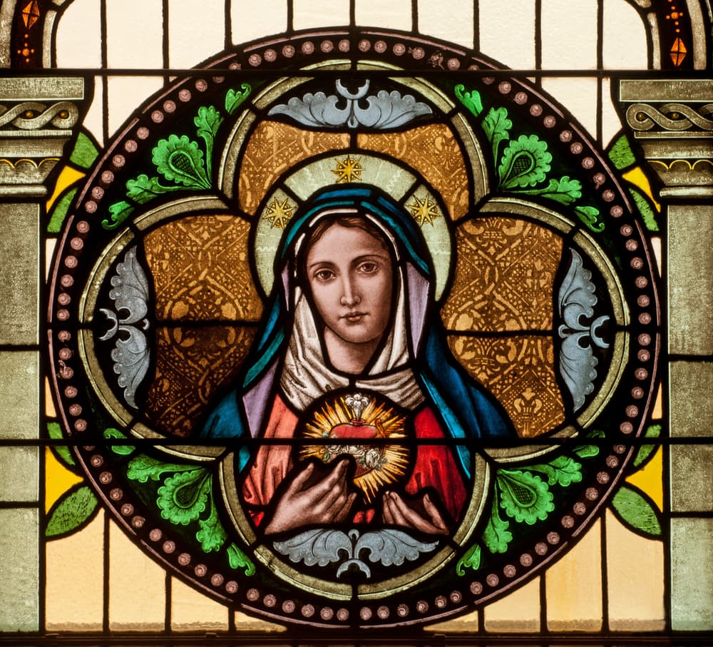 La sonrisa de una madre es lo primero que ve un niño al nacer, y ese amor divino es el primer signo que esta criatura tendrá del amor que nos tiene Dios. Junto al padre, las mamitas son confiadas al crecimiento y nutrición de la vida de sus niños, para crecer en la vida de la gracia y el Espíritu Santo.