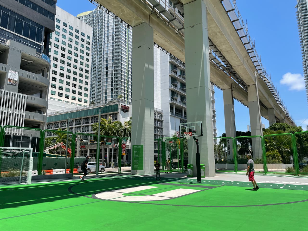 “Estamos comprometidos a entregar un proyecto que responda a la necesidad de nuestra comunidad", comenta Meg Daly, directora y presidenta de 
<a href="https://www.theunderline.org/2018/04/03/friends-underline-taps-south-florida-business-community-leaders-join-board-trustees/" target="_blank">Friends of The Underline</a>, organización sin ánimo de lucro que impulsa la supervisión y construcción del proyecto.