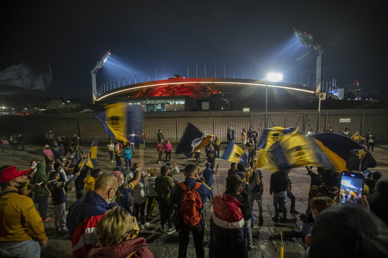 Autoridades de la Alcaldía Coyoacán resguardaron el perímetro del Estadio Olímpico Universitario horas antes del cotejo, pero nada detuvo a los hinchas auriazules para alentar a su escuadra en el primer episodio de la Gran Final del Guard1anes 2020.