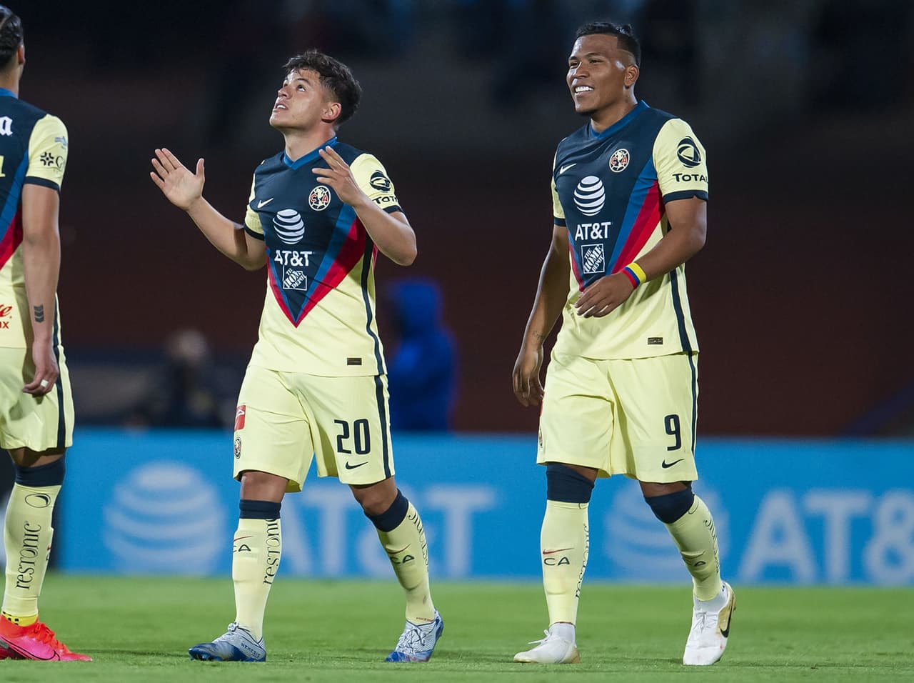 Richard Sánchez aprovechó un error de Xolos y abrió el marcador al 37’.