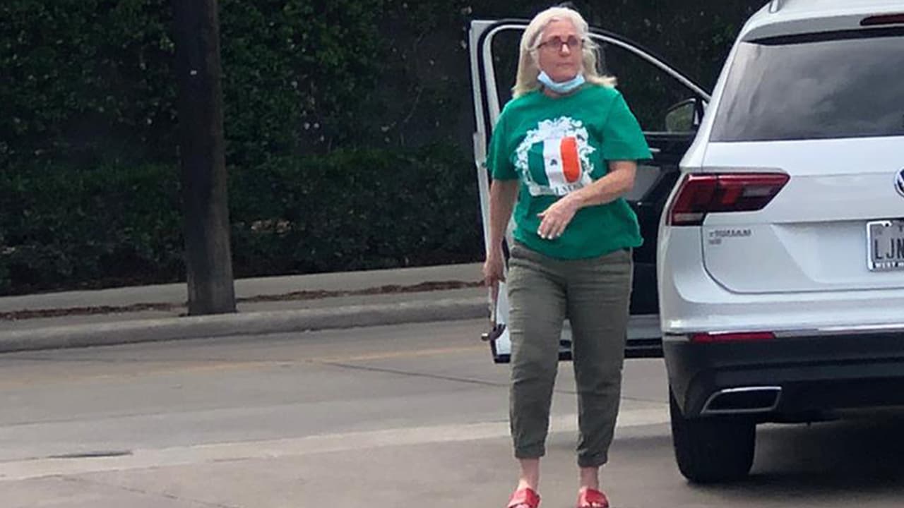 La mujer los vio y los siguió, ellos se detuvieron,
<b>la mujer bajó de su automóvil con un martillo en la mano</b>, haciendo comentarios racistas y exigiéndoles que regresaran a su país.