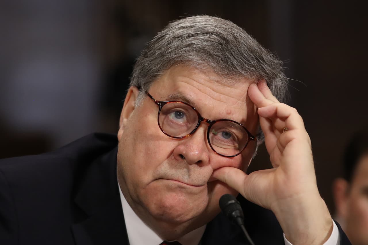 <b>William Barr, fiscal general de EEUU. </b>En la reconstrucción de la conversación entre los presidentes se lee varias veces el nombre de Barr, quien debía involucrarse en la investigación que se hiciera en Ucrania, y se menciona en numerosas ocasiones a lo largo de la denuncia. 
<b>El Departamento de Justicia, liderado por Barr, decidió no abrir una investigación a Trump cuando recibió la denuncia</b> de esta llamada, aún cuando es una potencial violación de leyes de campaña el pedirle a un presidente extranjero que investigue a quien encabeza las encuestas para la nominación presidencial del partido opositor al presidente.