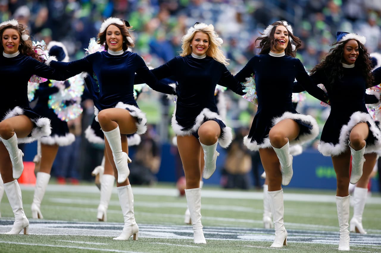 Los colores de la Navidad y personajes representativos como Santa Claus, el Grinch y los renos estuvieron en la jornada de la NFL, que tuvo en la belleza de las animadoras y la alegría de los fanáticos la combinación perfecta.