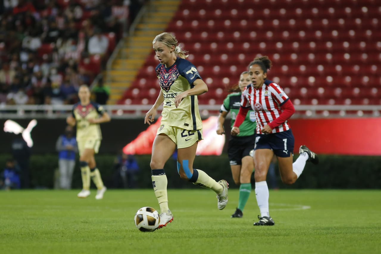 (L-R), Sarah Luebbert of America and Casandra Montero of Guadalajara during the game Guadalajara vs America, corresponding to Quarterfinal second leg round match of Torneo Apertura Grita Mexico A21 of the Liga BBVA MX Femenil, at Akron Stadium, on December 06, 2021. (I-D), Sarah Luebbert de America y Casandra Montero de Guadalajara durante el partido Guadalajara vs America, correspondiente al partido de vuelta de Cuartos de Final del Torneo Apertura Grita Mexico A21 de la Liga BBVA MX Femenil, en el Estadio Akron, el 06 de diciembre de 2021.